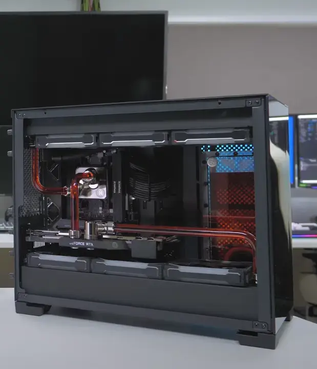 PC gaming de alto rendimiento con refrigeración líquida en oficina